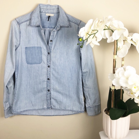 Check & Stripe Tops - Denim Chambray Button Down Shirt Medium